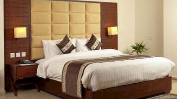 Executive Suite | Minibar, in-room safe, desk, laptop workspace