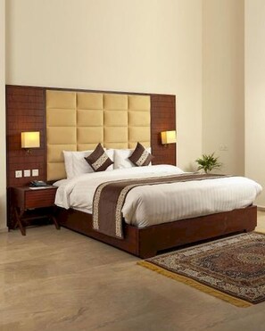 Executive-Suite | Minibar, Zimmersafe, Schreibtisch, laptopgeeigneter Arbeitsplatz