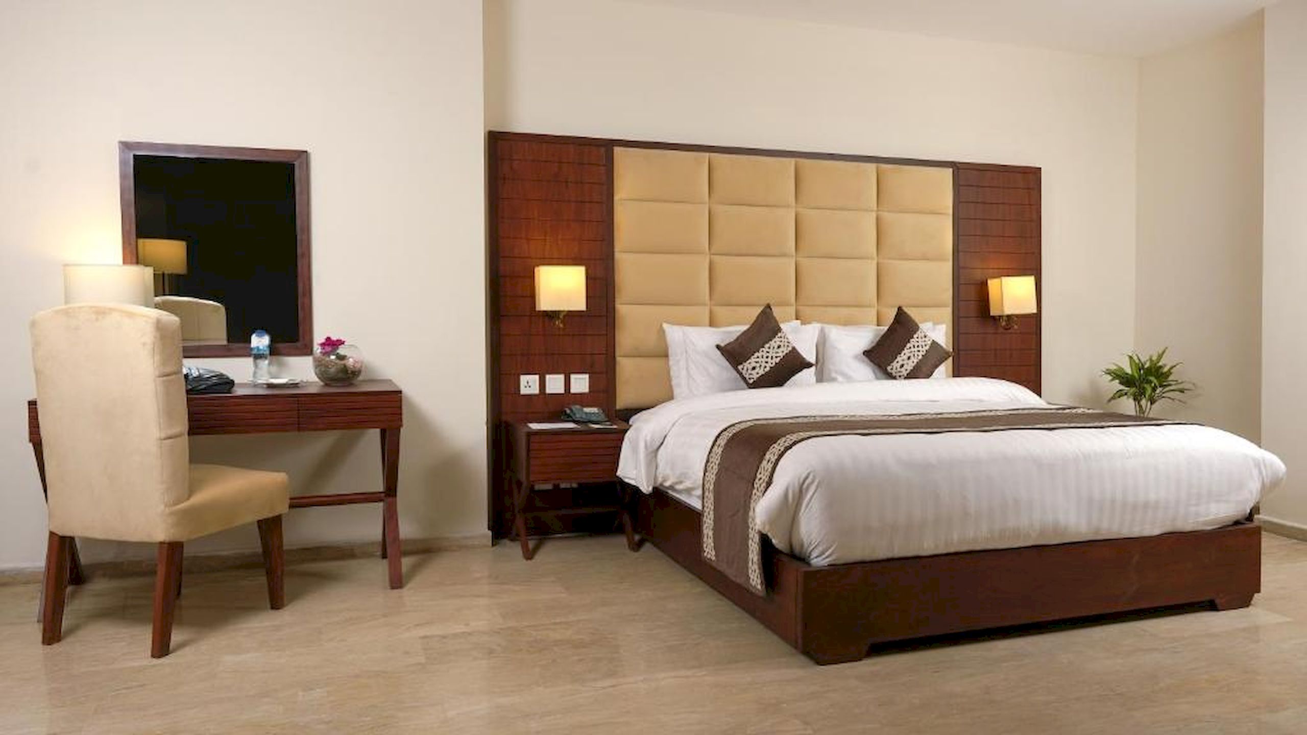 Executive Suite | Minibar, in-room safe, desk, laptop workspace