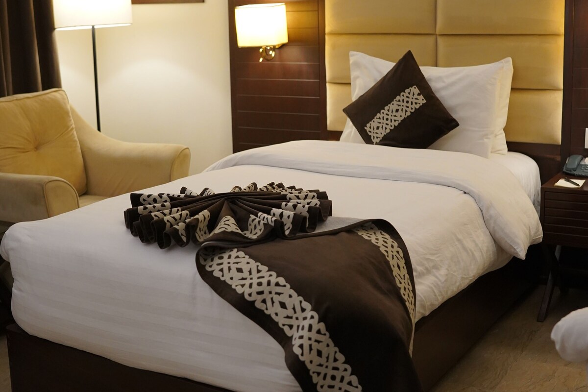 Deluxe Triple Room | Bar mini, peti besi dalam bilik, meja, ruang kerja komputer riba 