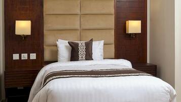 Deluxe Double Room | Minibar, in-room safe, desk, laptop workspace