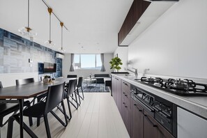 Cozinha moderna com área de refeições, uma janela grande e vista para o exterior.