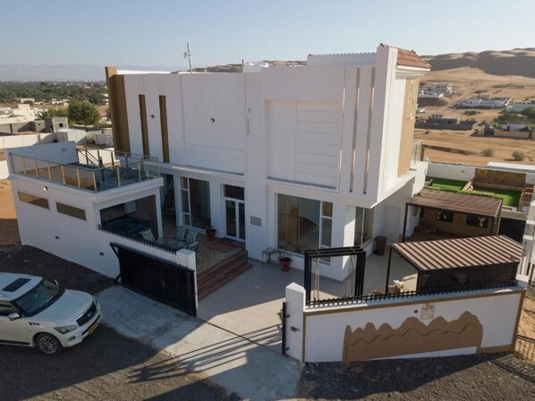 المنشأة من الخارج