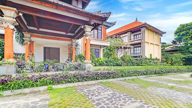 A traditional building with a tiled entrance and a garden area. - Spacious Family Suite With Free Wifi and Parking (Denpasar)