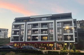 Un hotel de diverses plantes amb un atrium central, zones d'estar a l'exterior i una zona enjardinada.