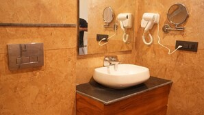 Shower, slippers, towels, soap - Hotel Oriva (Aligarh)