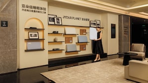 A modern hotel lobby with a presentation area, a sofa, and a coffee table. - AtourHotelDalianXinghaiSquareRoosevelt (Dalian City)