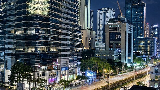 Un edificio moderno de gran altura con un letrero llamativo del Banco Bangkok.