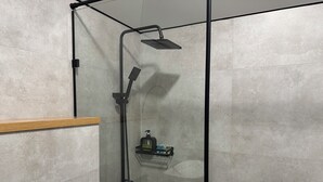 Shower, free toiletries, hair dryer, towels - Dream Jal (Bishkek)