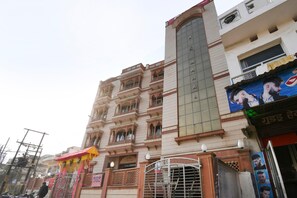 Ein mehrstöckiges Gebäude mit traditioneller Architektur, einschließlich Balkonen und schmiedeeisernen Geländern.