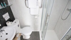Ein Badezimmer mit Toilette, Waschbecken und Dusche.