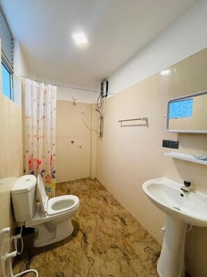 Deluxe-Doppelzimmer, Terrasse, Gartenblick | Badezimmer | Dusche, kostenlose Toilettenartikel, Handtücher, Toilettenpapier