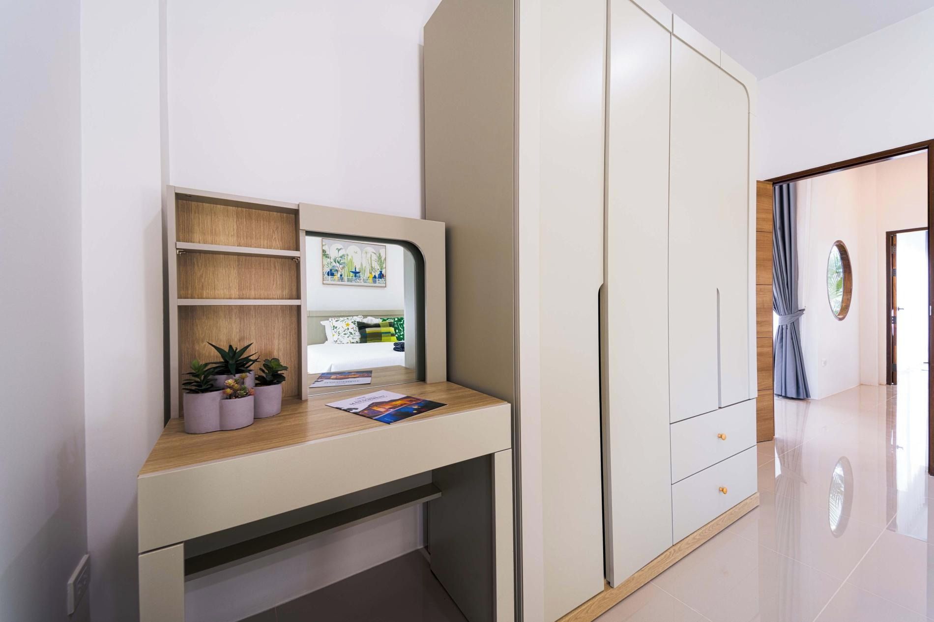 Una habitación moderna con escritorio integrado, estanterías y armario.