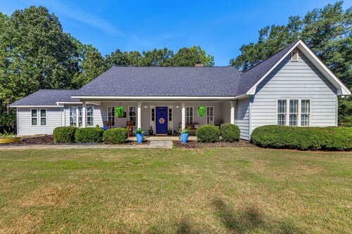 Game Day Hideaway! Spacious Opelika Escape