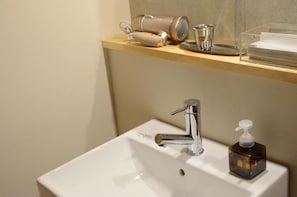 Chambre Simple Économique | Salle de bain | Chaussons