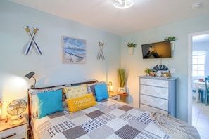 A bedroom with a bed, a television, a desk, and a window. - Corner Cottage - Just Minutes from the Water (Aransas Pass)