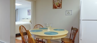Dtwn Troy Unit w/ Workspace & Full Kitchen