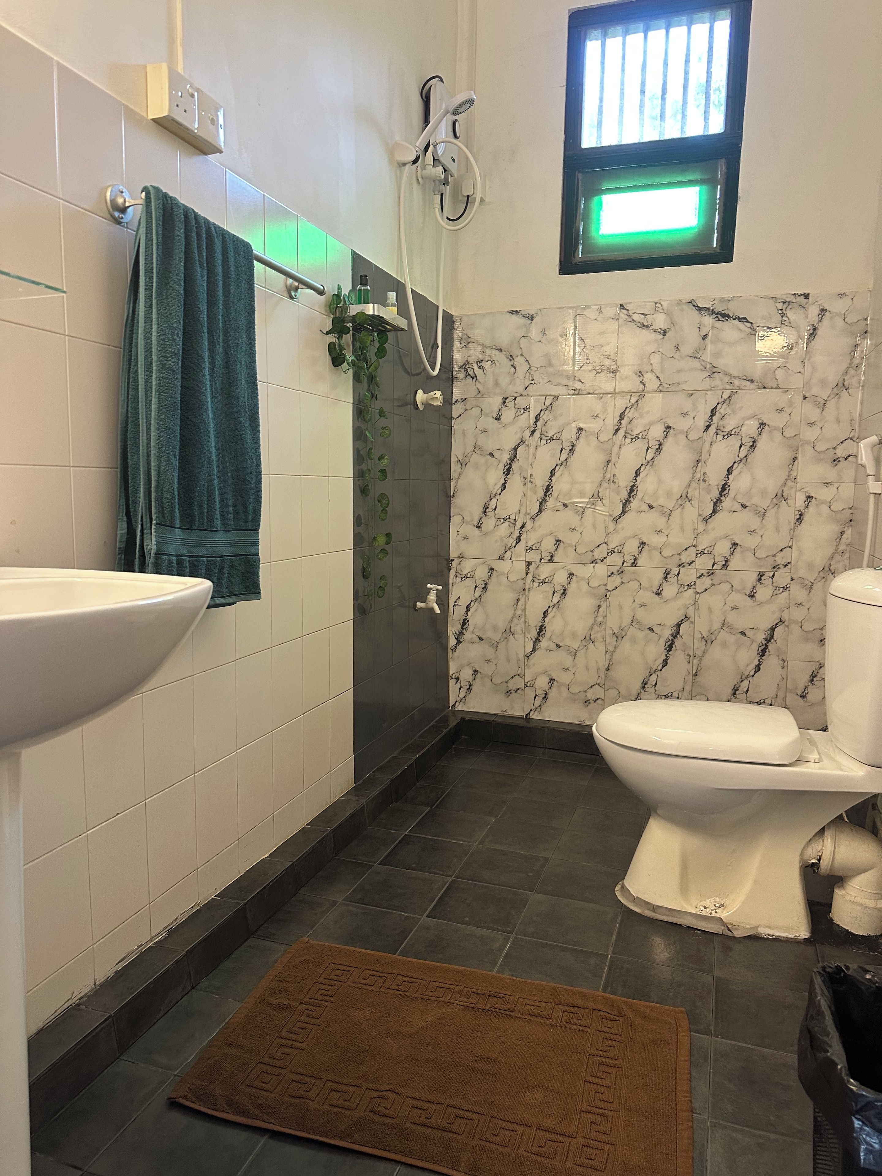 Deluxe Double Room, Balcony | Bathroom | Shower, towels, shampoo, toilet paper