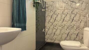 Deluxe Double Room, Balcony | Bathroom | Shower, towels, shampoo, toilet paper