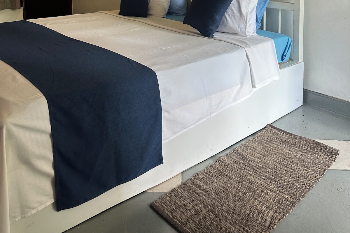 Ein Hotelzimmer mit einem Bett, einer Wandleuchte und einem großen, runden Wandbild.