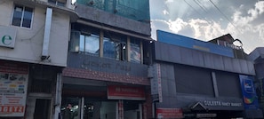 Zona comercial con varios locales, incluyendo un banco, un hotel y un mercado.