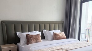 Departamento, 1 habitación, balcón, vista a la ciudad | Espacio para trabajar con laptop y tabla de planchar con plancha 