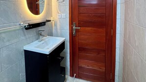 Departamento, 2 habitaciones, balcón, vista a la ciudad | Baño | Regadera, amenidades de baño gratuitas, pantuflas, toallas 