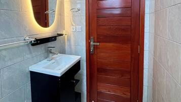 Apartment, 2 Bedrooms, Balcony, City View | Bathroom