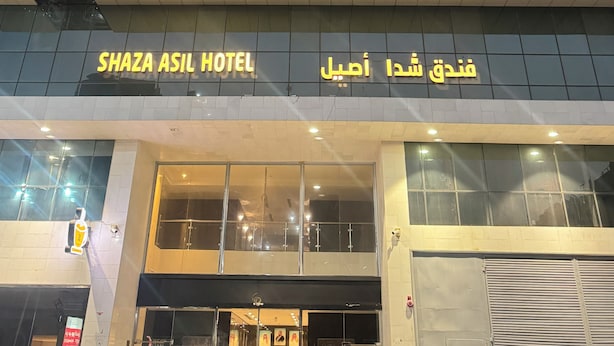 En hotellbyggnad med en modern fasad, stora fönster och en skylt som visar att det är hotellet ShaZa Asil.