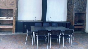 Outdoor dining - Your Perfect Getaway in Margarita , 2 Bedrooms , Pool View (Pampatar)