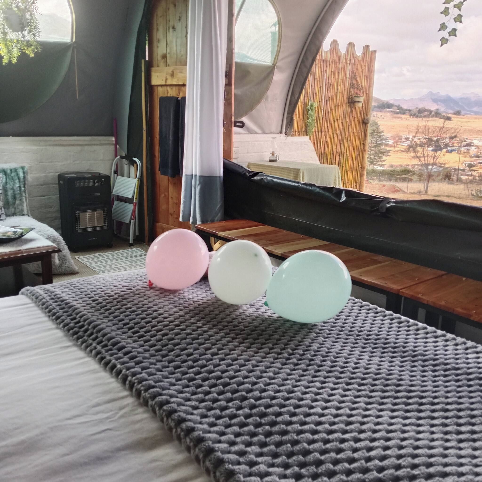 Una habitación con una cama, una mesa y vistas al exterior.