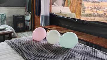 Una habitación con una cama, una mesa y vistas al exterior.