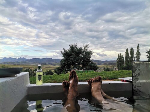 Romantic Glamping Getaway with Private Hot Tub in Clarens