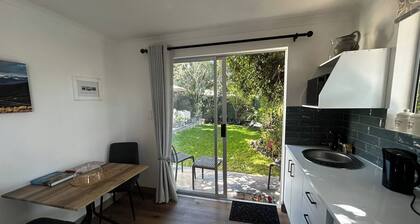 Charming Dove Cottage, Tranquil Retreat in Cape Town