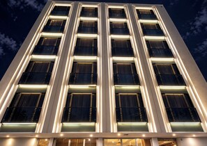 Un edifici de grans alçades amb nombrosos pisos, amb un disseny arquitectònic modern, finestres il·luminades i una façana cuidada.
