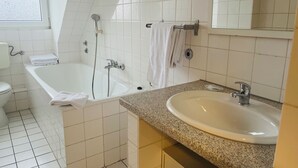 Double or Twin Room | Bathroom - Westend Hotel (Köln)