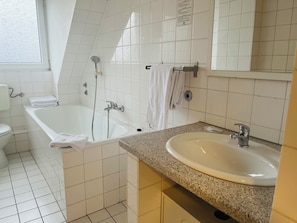 Kamer, 1 twee- of 2 eenpersoonsbedden | Badkamer | Handdoeken, zeep, toiletpapier