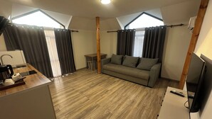 Una sala de estar moderna con un sofá, una mesa de centro y un televisor.