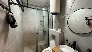 Shower, free toiletries, hair dryer, towels - Dream AsiaMall (Bishkek)