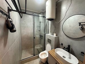 Ducha, artículos de tocador gratuitos, secador de pelo, toallas