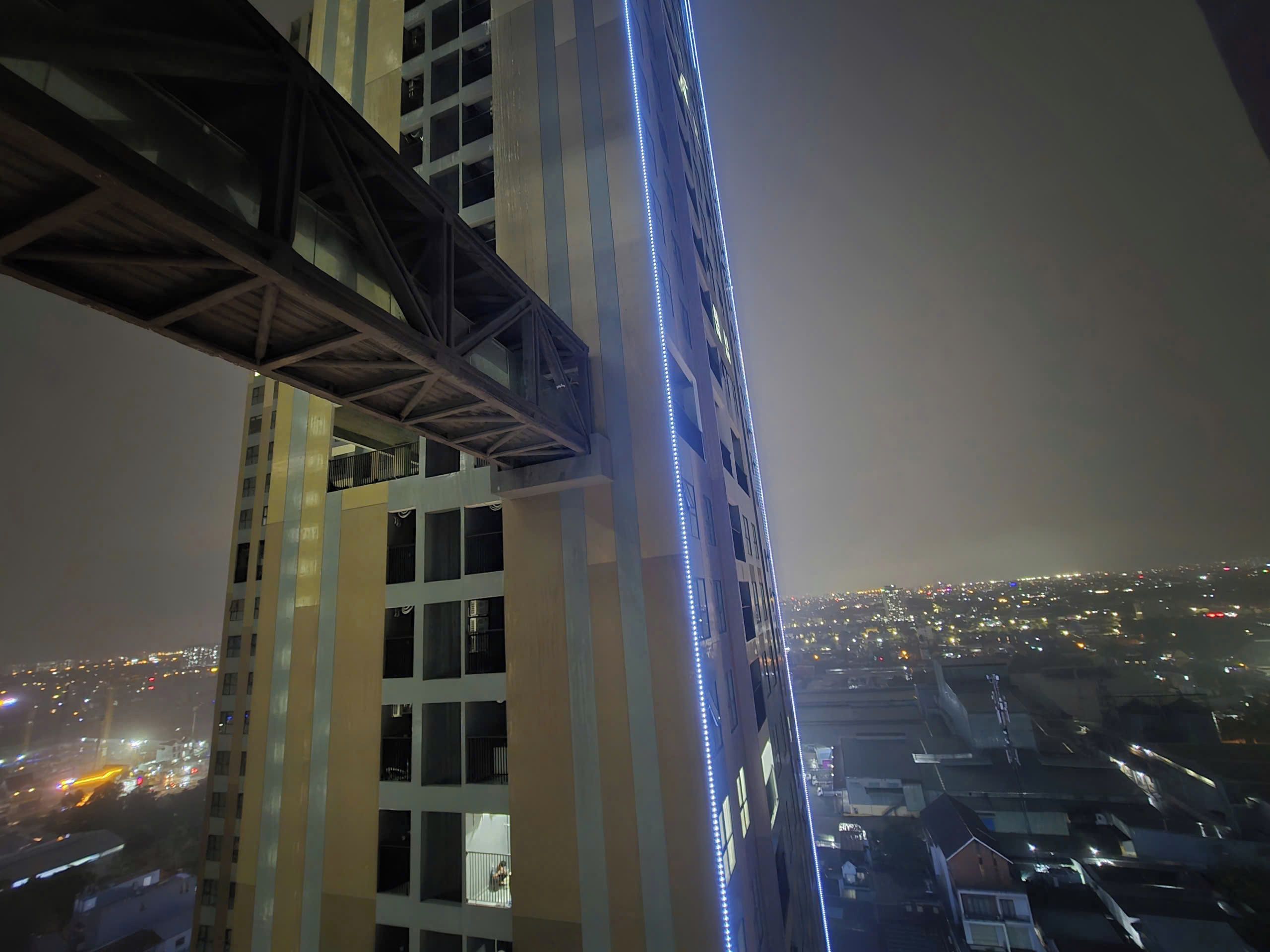 Ein Hochhaus mit markanter Stahlkonstruktion und einer Reihe von Fenstern.