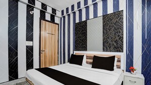 Un dormitorio moderno con cama, mesitas de noche y armario.