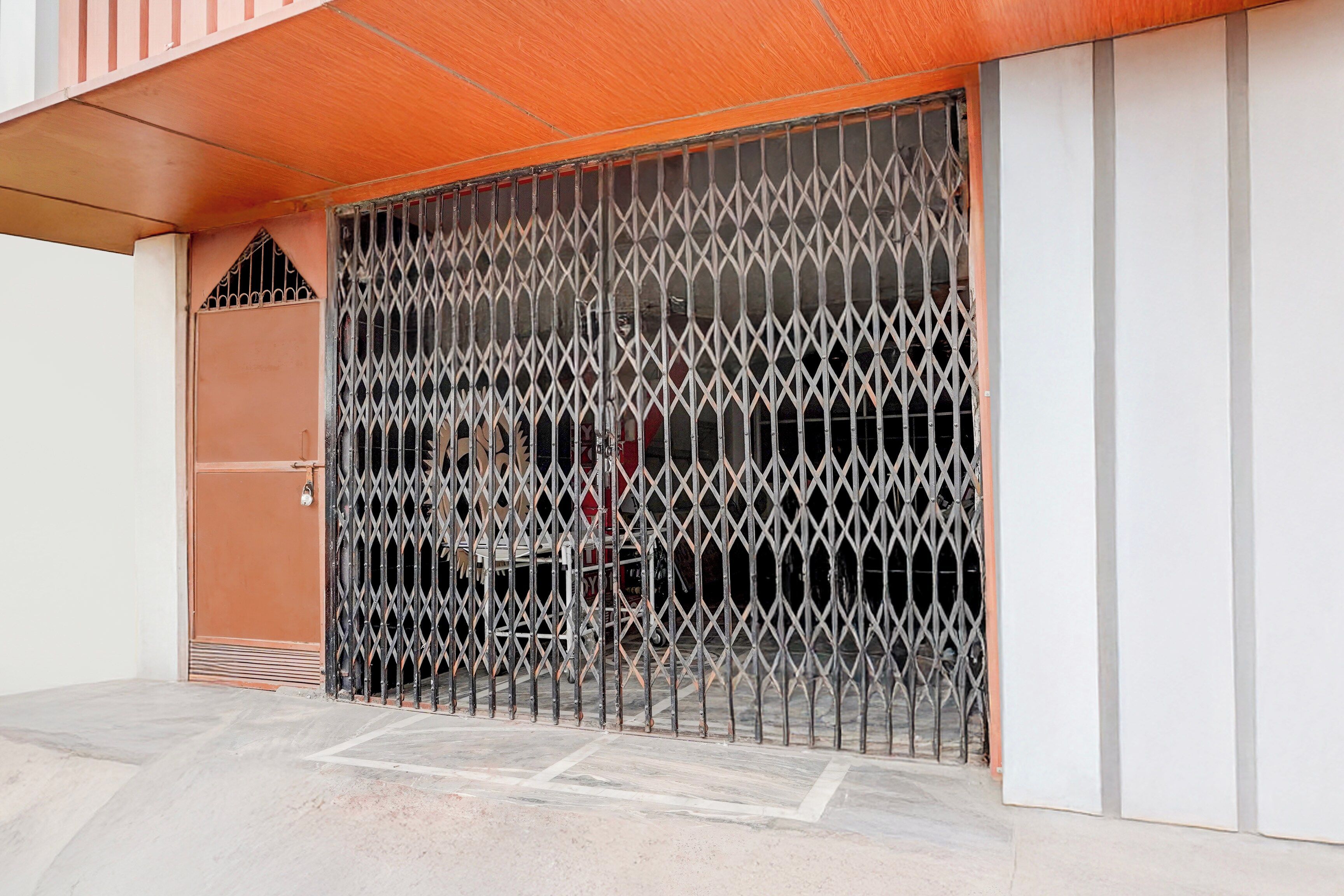 Una entrada protegida con una barrera de seguridad metálica.