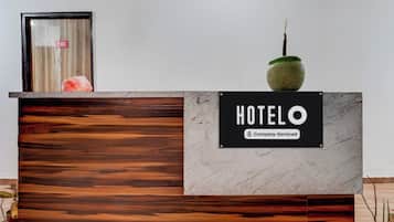 Un mostrador de recepción de hotel con un letrero que dice 'HOTEL' y una etiqueta que indica 'Servicio de Empresa'.