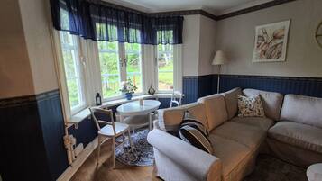 House, 4 Bedrooms, Patio | Living area | Books