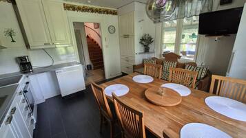 House, 4 Bedrooms, Patio | Dining room