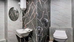 Ein Badezimmer mit Waschbecken, Toilette und Spiegel.