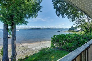 A lakeside view with boats, a dock, and a cabin. - Fire Pit & Views! Lake Champlain Shoreline Stay (Plattsburgh)