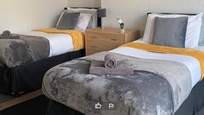 House - Standard Twin Room - Shared (Redcar)