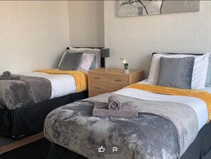 House - Standard Twin Room - Shared (Redcar)
